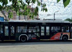 Раньше писали на заборах, а теперь на автобусах: администрация Новороссийска выбрала новый способ коммуникации с населением