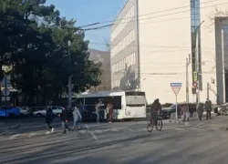 Вечером будут пробки: в центре Новороссийска автобус перекрыл движение