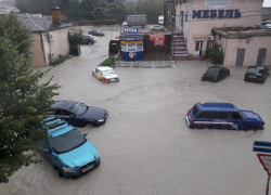 Дождь заливает улицы Новороссийска