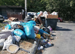 Новый мусорный "город" растет на одной из улиц Новороссийска 