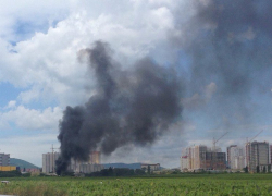 В спальном районе Новороссийска виден столб черного дыма