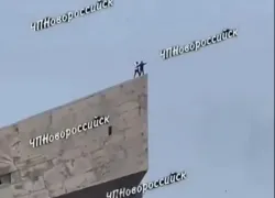 «Сцену из «Титаника» снимают?»: неизвестные залезли на памятник «Малая Земля»