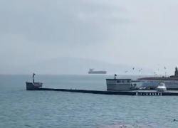 Корабль «взлетел» над Новороссийском: редкий мираж наблюдали жители города