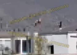 18+ Стриптиз на крыше дома устроила девушка в Новороссийске