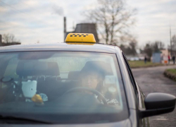 В Новороссийске мужчина избил и обокрал таксистку