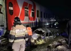 Лихач на переезде: поезд Адлер-Петербург протаранил легковушку