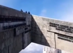 Пожарные помогали жительнице Новороссийска слезть с мемориала на Малой земле