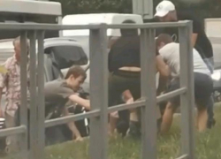 Буйного мотоциклиста держали пятеро, чтобы защитить пожилого мужчину в центре Новороссийска 