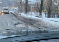 В Новороссийске новый асфальт уплыл вместе со снегом