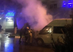 Пьяный маршрутчик влетел в столб, маршрутку пришлось тушить