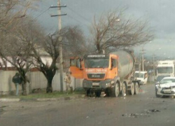 Бетономешалка и легковушка перегородили движение в Восточном районе Новороссийска