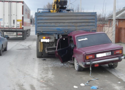 «Шестерка» влетела под КамАЗ на автодороге  «Новороссийск-Керченский пролив»