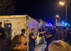 Фура раздавила легковушку вместе с пассажирами в центре Новороссийска