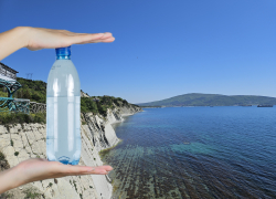 Жители Черноморского побережья продают морскую воду в бутылках: почему опасно её покупать 