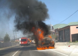 Легковой автомобиль загорелся возле АЗС в Новороссийске