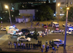 Черное авто чуть не убило двух парней на пешеходном переходе в Новороссийске 