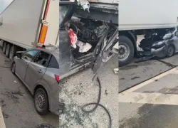 Легковушка застряла под большегрузом на трассе возле Новороссийска, а в городе ищут "угнанную девятку"