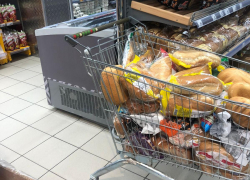В новороссийском супермаркете возят хлеб и собак в одних тележках 