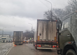 Новороссийцы рискуют жизнью из-за "хамовитых" большегрузов: новая авария 