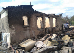 "У нас сгорел весь дом": семья из Натухаевской лишилась крыши над головой 