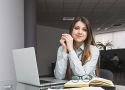 Дамы всякие важны: жительниц Новороссийска поздравляют и приглашают на ярмарку вакансий