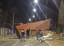 В Новороссийске ветер сносит крыши и вырывает деревья