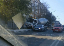 Бетономешалка чуть не снесла остановку рядом со школой в Новороссийске