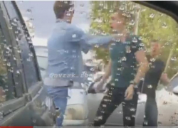 Горячая схватка под холодным дождем произошла на проезжей части в Новороссийске