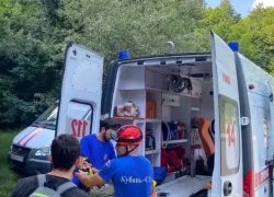В Краснодарском крае спасатели эвакуировали туристку, которой стало плохо в походе