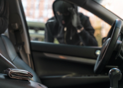 В Новороссийске вор выдавил окно авто и украл деньги