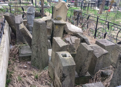 На новороссийском кладбище памятники первым поселенцам свалили в кучу