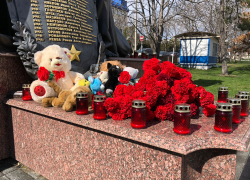 В Новороссийске открылся стихийный мемориал в память погибшим в "Крокусе" 
