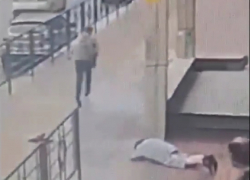 Циничное нападение на бабушку в Новороссийске попало на видео