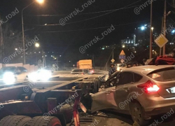 Выехавший на встречку большегруз зажал легковушку под Новороссийском