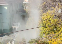 Фонтан кипятка бьет из трубы в центре Новороссийска 