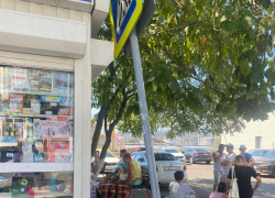 Не знак судьбы: дорожной знак в Новороссийске может упасть на прохожих