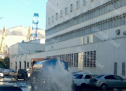 В Новороссийске в центре города прорвало водопровод 