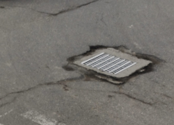 Новороссийцы продолжают информировать об опасных ямах на дорогах 