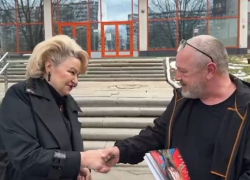 «Беззубый» закон: депутат Останина навестила искусанного хаски мальчика из Сочи