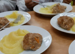 Только горячее! Школьникам Новороссийска запретят подавать остывшую еду