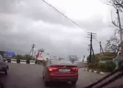 Опасная девушка за рулем вызвала споры новороссийцев 