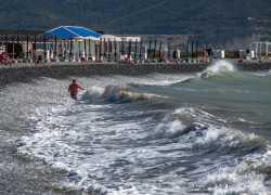 Опасно для жизни: в Новороссийске запретили купаться в море 