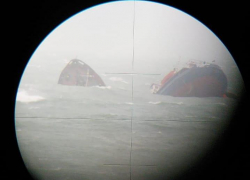 Сложило пополам, спасают людей: прямо сейчас под Новороссийском тонет сухогруз