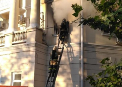 Для спасения людей из пожара в Новороссийске пришлось ломать двери