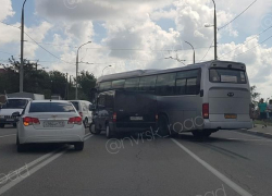 Из-за ДТП с пассажирским автобусом перекрыта дорога из Новороссийска 