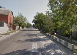 Разлитый на дороге бетон мешает проезду новороссийцев