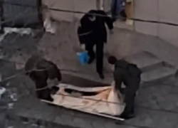 В Новороссийске из-за обморожения мужчина умер прямо на ступеньках магазина