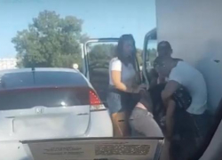 - А ты видел, как он подрезал? – водители подрались по дороге к морю