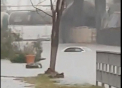 Автомобиль ушёл под воду из-за ливня в Новороссийске