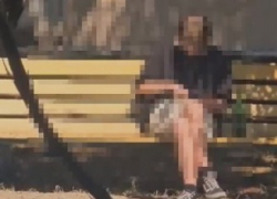 Стрельба в центре Новороссийска: мужчина перезаряжает оружие на лавочке   